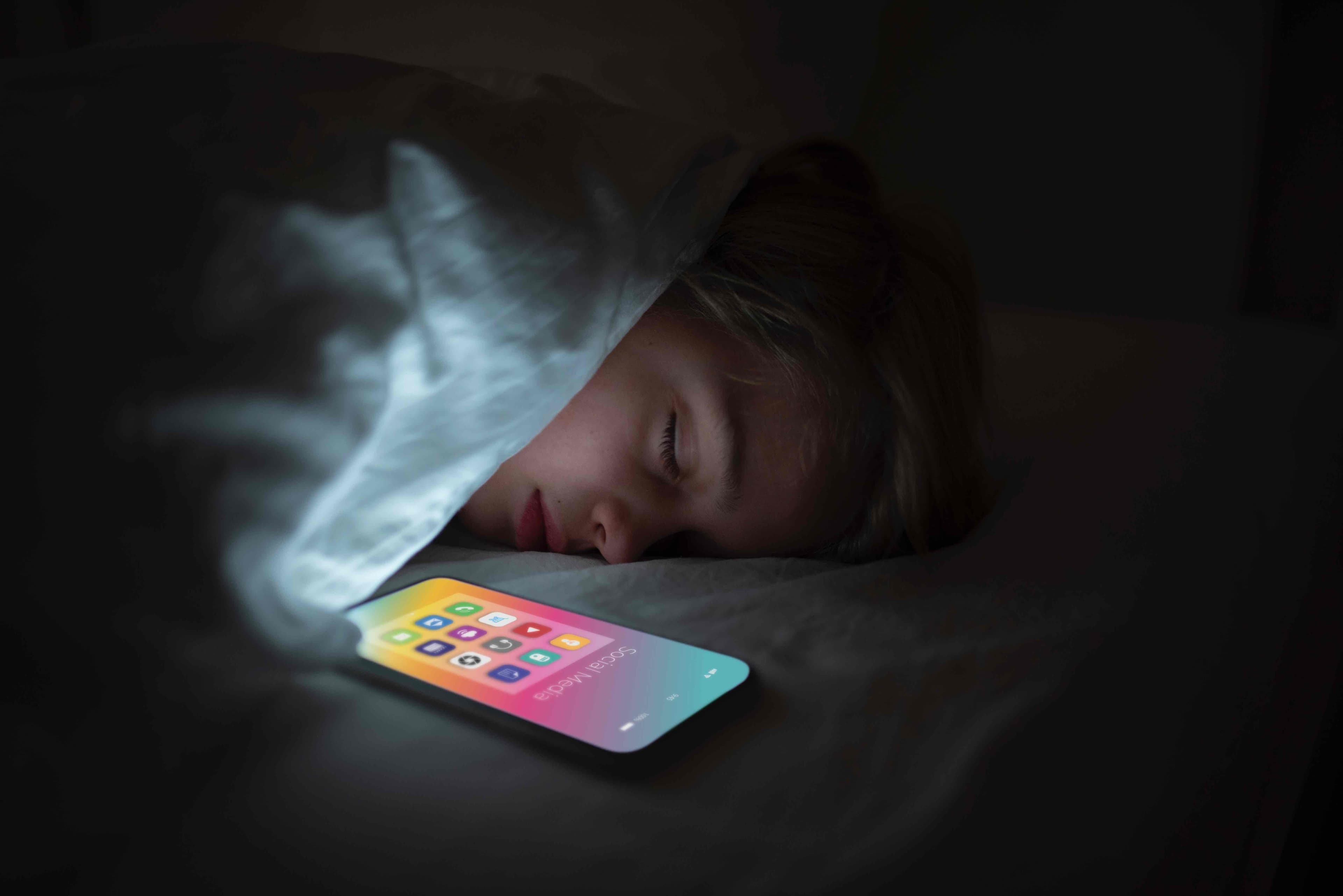 Вредно ли спать рядом со смартфоном?